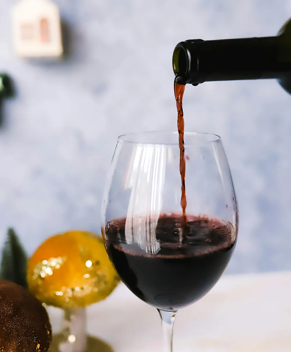 Vino Rioja sirviéndose en copa Vino Rioja sirviéndose en copa
